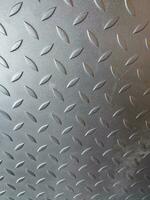 nahtlos Metall Fußboden Platte mit Diamant Muster. schwarz Metall Hintergrund oder schwarz Stahl Oberfläche mit natürlich Licht foto