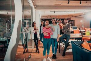 vielfältig Gruppe von Menschen im das Büro foto