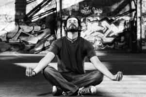 städtisch Yoga Mann foto