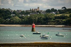 szenisch Aussicht von louannec und es ist Kirche von Perros guirec Strand, Bretagne, Frankreich im Sommer- foto