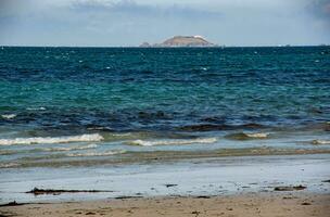 szenisch Aussicht von das Meer, Küste, und le Rouzic von perros-guirec Strand, Bretagne, Frankreich im Sommer- foto