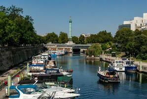 Bastille Säule Aussicht von Arsenal Hafen, Paris, Frankreich foto