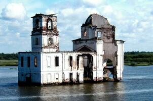 untergetaucht Schönheit Marine Kirche im Fluss Tscheksna, Krokhino, Wologda, Russland foto