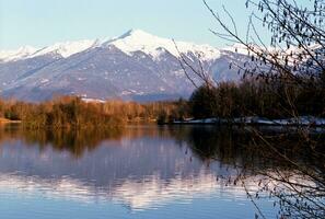 heiter Schönheit Blau See im Savoie mit Schnee gekappt Berge foto