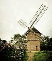 wirbelnd Schönheit Windmühle von das krach Moor Tregor, Bretagne foto