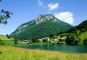 Frühling Gelassenheit sehen See und Bauges Berge, Savoyen, Frankreich foto