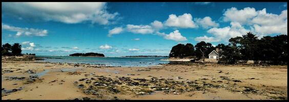 Atem von Sommer- Panorama- Strand im Trebeurden, Frankreich foto