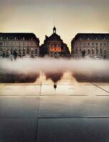 Dämmerung Reflexionen Bordeaux Wasser Spiegel Platz de la Börse foto