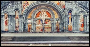 detailliert Aussicht von lourdes Basilika majestätisch Skulpturen und heilig Eskalation im Frankreich foto