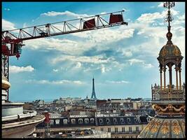 Pariser Dach Aussicht mit Eiffel Turm und Kran foto