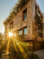 Öko freundlich Gebäude gebadet im golden Sonnenlicht generativ ai foto