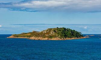 szenisch Aussicht von Millau Insel, Bretagne, Frankreich, Hütten d'rüstung, Sommer, Blau Meer und Himmel foto