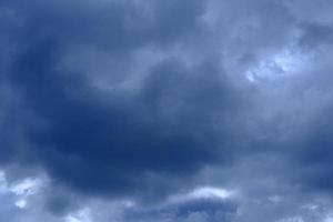 dramatisch hoher tiefblauer Himmel mit flauschigen Wolken foto