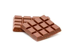Milchschokoladenstücke isoliert auf weißem Hintergrund foto