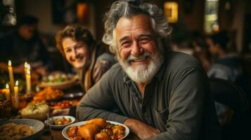 glücklich das Erntedankfest Tag Alten Mann haben Abendessen mit seine Familie beim heim. foto