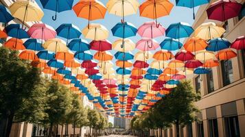 bunt Regenschirme im das Stadt foto