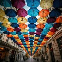 bunt Regenschirme im das Stadt foto