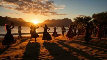 Silhouette von ein Gruppe von Latinos Frauen Tanzen auf das Strand beim Sonnenuntergang im playa del Carmen. foto
