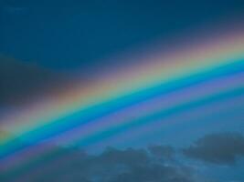 Aussicht von ein Regenbogen im ein wolkig Himmel. doppelt Regenbögen sind ein Selten Phänomen. foto