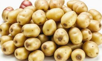 frisch roh Kartoffeln isoliert auf Weiß Hintergrund foto