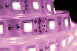 dekorativer LED-Diodenstreifen lila Farbe in der Hand. foto