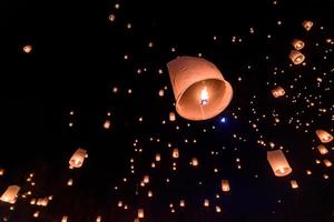 schwimmende Laternen am Himmel beim Loy Krathong Festival foto