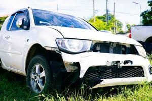 das Vorderseite von das Auto war beschädigt und gebrochen im ein Straße Unfall, damit das Auto könnte nicht Sein Gefahren weiter. foto