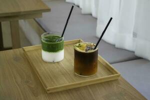 vereist Matcha grüner Tee und vereist schwarz Orange Kaffee auf hölzern Tabelle foto
