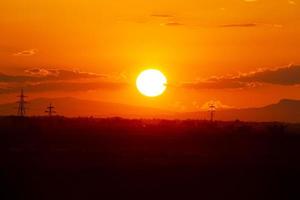 Panoramablick im wunderschönen orangefarbenen Sonnenuntergang foto