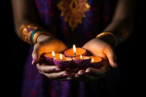 Frau Hände mit Henna halten bunt Lehm Diya Lampen zündete während Diwali Feier. generativ ai foto