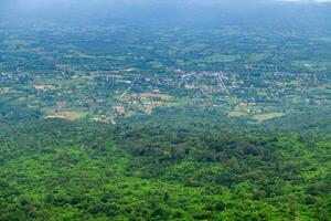 das Vordergrund Aussicht von ein Standpunkt im sai Tanga National Park, Thailand, übersieht Grün Wald Natur und Stadt von Chaiyaphum foto