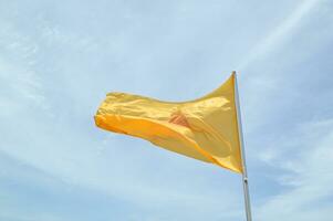 Gelb Flagge im das Himmel foto