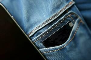 Smartphone im Tasche Jeans Nahansicht mit klein Karte. generieren ai foto