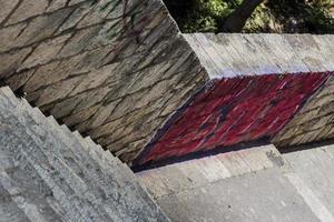 Steinstufen und Mauer foto