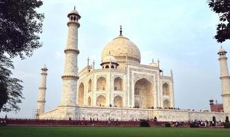 das Taj Mahal über den Rasen foto