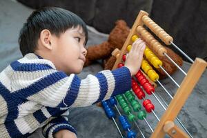 asiatisch Junge spielen mit Spielzeuge auf das Bett foto