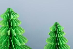 Trend Papier Weihnachten Bäume. DIY Alternative Weihnachten Dekoration, schließen hoch. foto