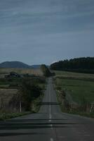 Straße im das Berge und Landschaft foto