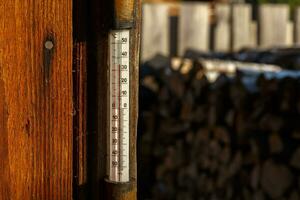 draussen Thermometer auf das Mauer von das Haus. foto