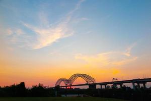 Hernando-Desoto-Brücke am Mississippi in der Abenddämmerung foto