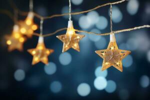 Weihnachten golden Sterne Beleuchtung Zeichenfolge hängend auf Blau Bokeh Hintergrund. generativ ai foto