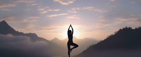 Silhouette von ein Frau üben Yoga im das Gipfel mit Berg Hintergrund. ai generiert foto