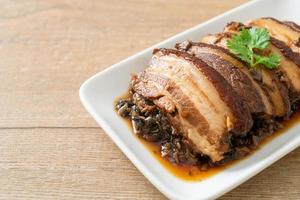 Dampfbauchschweinefleisch mit Swatow-Senfkohl oder Mei Cai Kou Rou foto