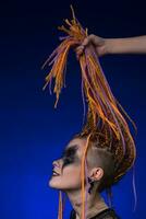 fein Kunst Porträt von schön jung weiblich mit Orange Farbe Dreadlocks Frisur und Grusel bilden foto