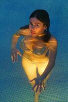 schön Frau im Badeanzug Schwimmen im Wasser im Schwimmbad beim geothermisch Spa, Balneotherapie Resort foto