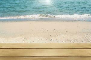 leer hölzern Tabelle auf das Strand und Meer Landschaft Hintergrund zum Produkt Anzeige Montage foto