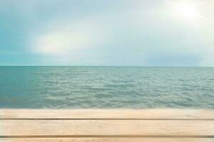 leer hölzern Tabelle auf das Strand und Meer Landschaft Hintergrund zum Produkt Anzeige Montage foto