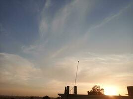 Silhouette von Gebäude gegen das Himmel foto