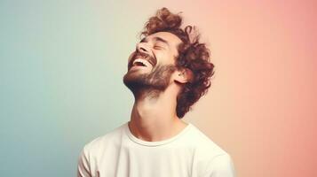Lachen Mann isoliert auf das minimalistisch Pastell- Farbe Hintergrund foto