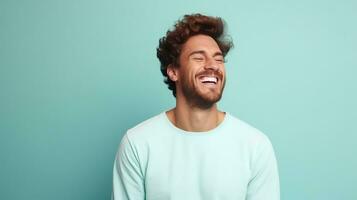 Lachen Mann isoliert auf das minimalistisch Pastell- Farbe Hintergrund foto